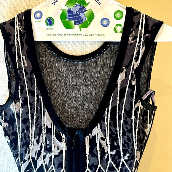 Herve Leger body con dress with U back size small - Picture 5 of 6